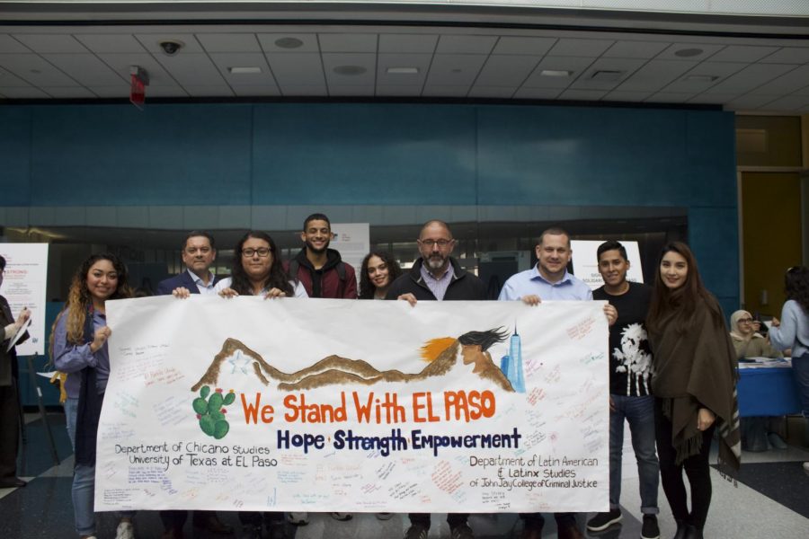 Students+and+faculty+stand+with+the+solidarity+El+Paso+poster+in+the+Atrium+-+Damba+Yansane